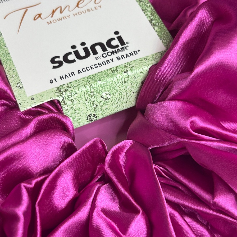 Scunci Tamera Mowry Housley Jumbo Satin Scrunchie Fuchsia Pink for Textured Hair - Picture 3 of 4